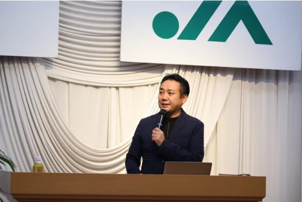 JA西宇和での講演で、マイクを持って話す中本真吾