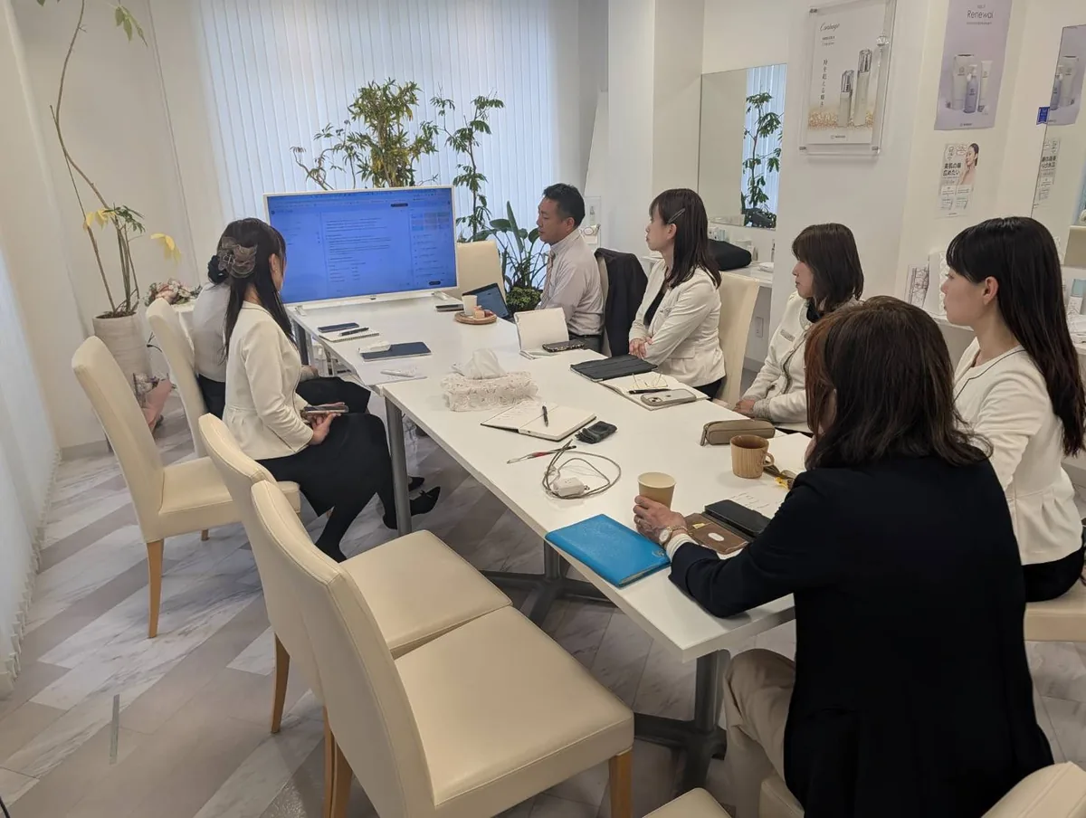 モイスティーヌ広島販売様での企業研修の様子。会議室で、画面を見ながら参加者が学んでいる